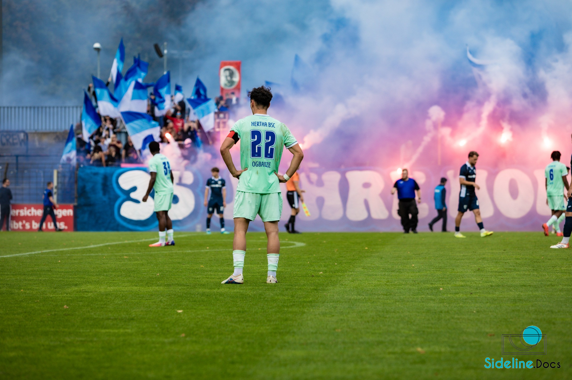 Hertha player No. 22 in front of smoke