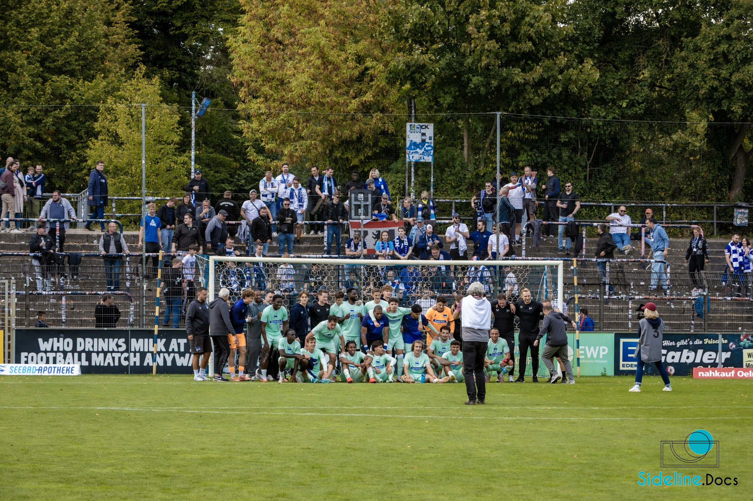 Hertha BSC II team photo in front of the main stand