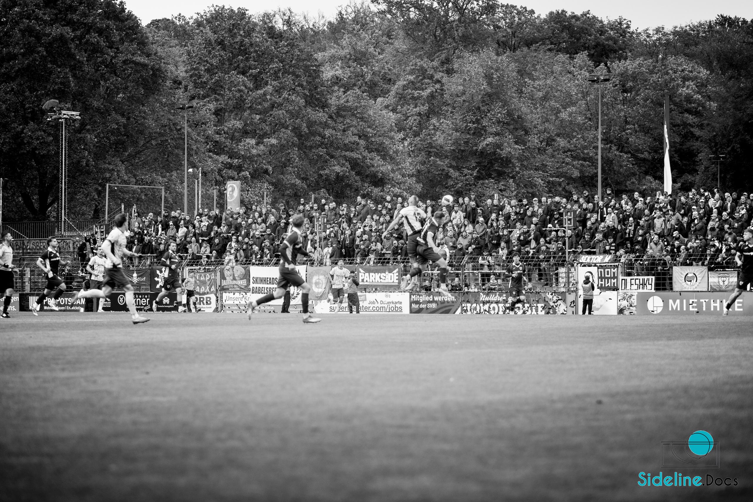 Aerial duel for a header in front of the open stand