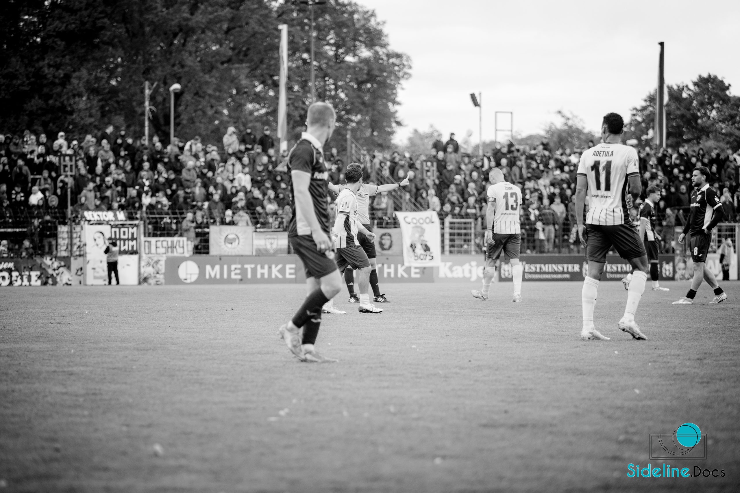 Babelsberg player No. 11 on the pitch, Sektor M in the background