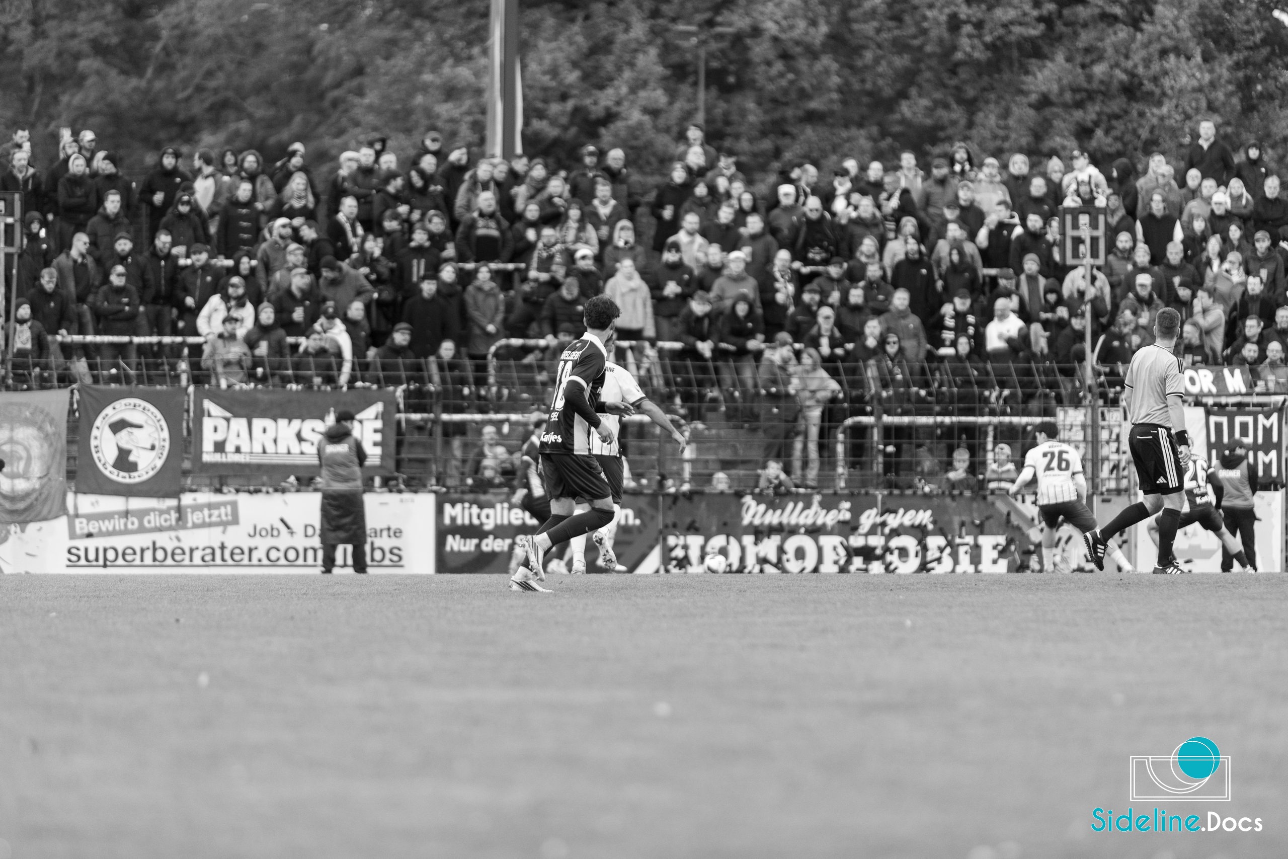 Midfield run past the Nulldrei gegen Homophobie banner