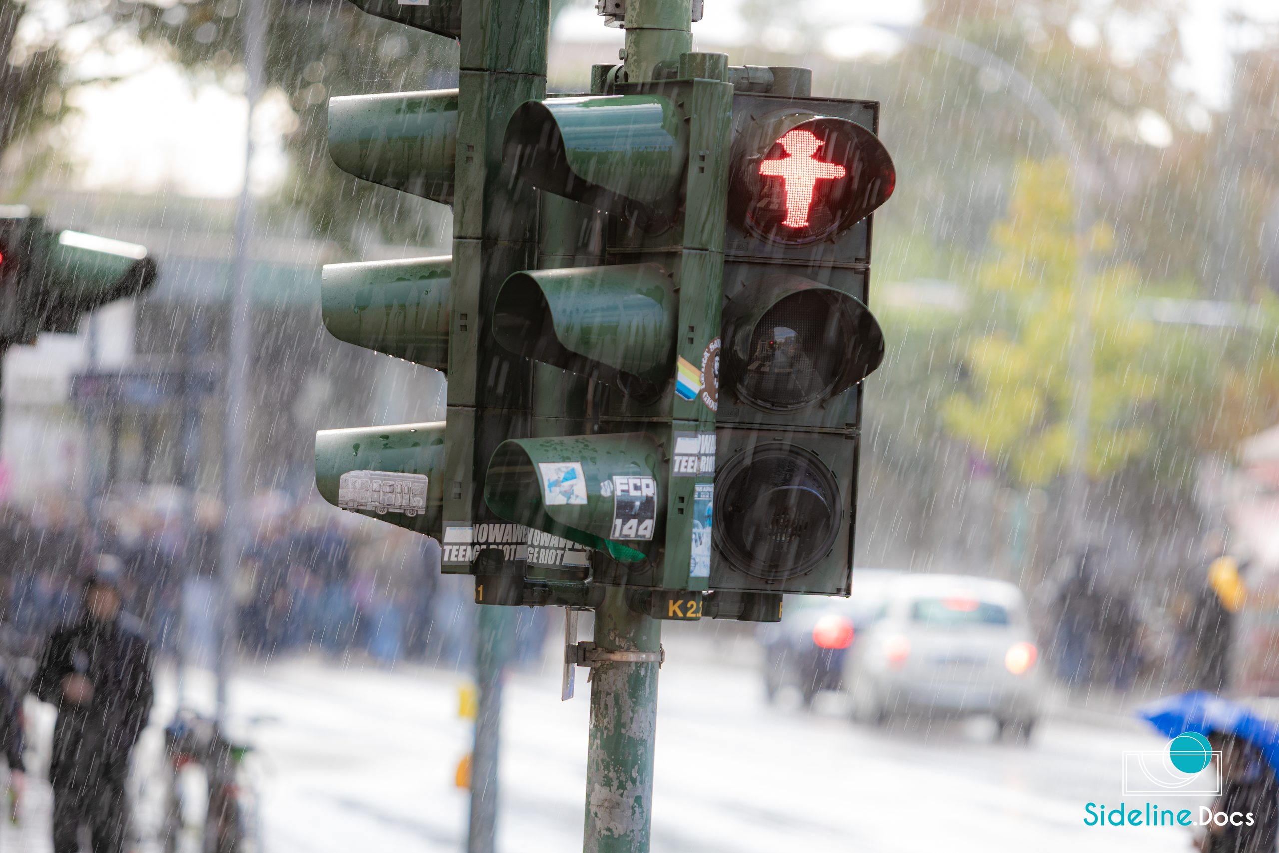 Ampelmännchen in the rain, crowd in the background