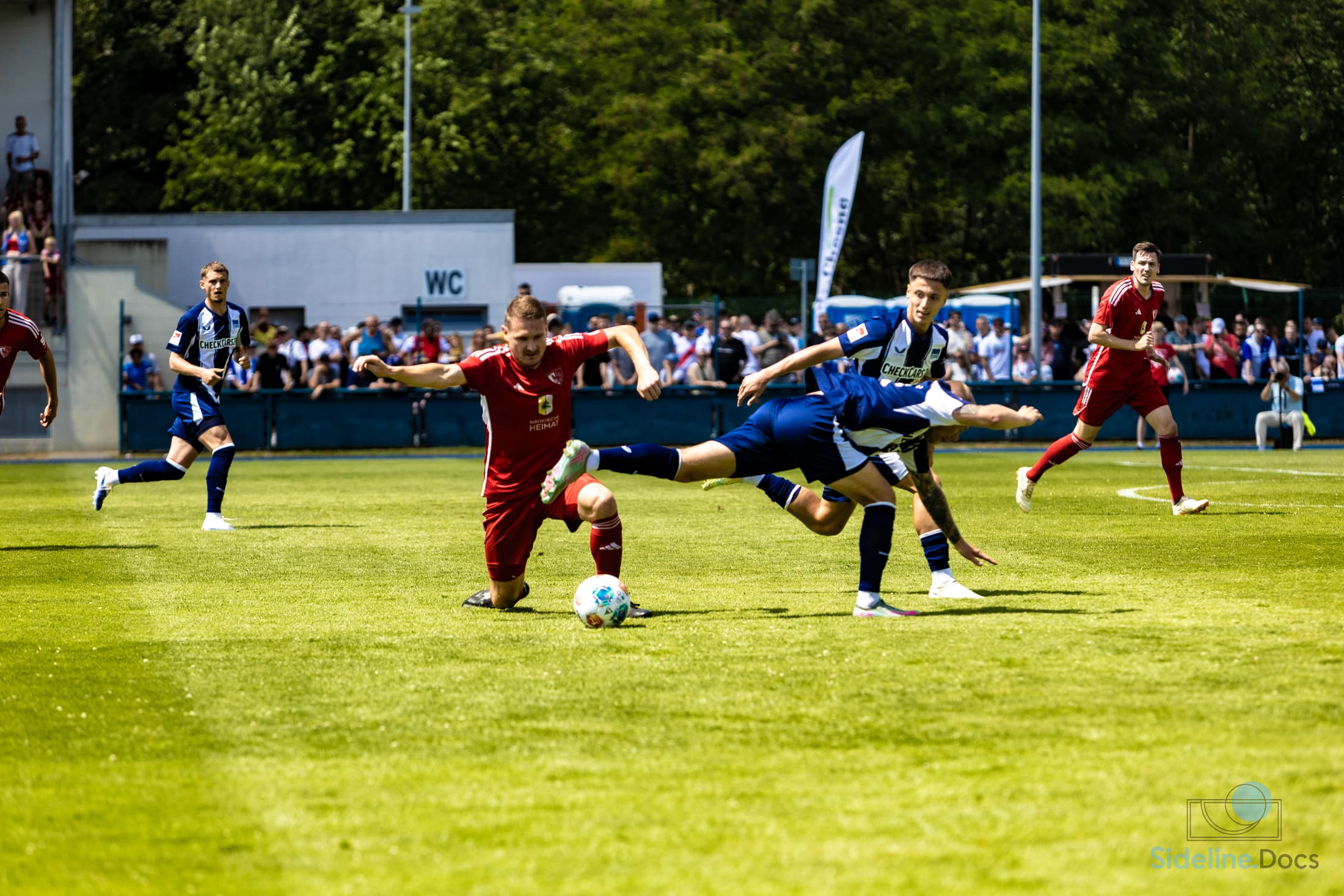 Hertha challenge against the opponent in midfield