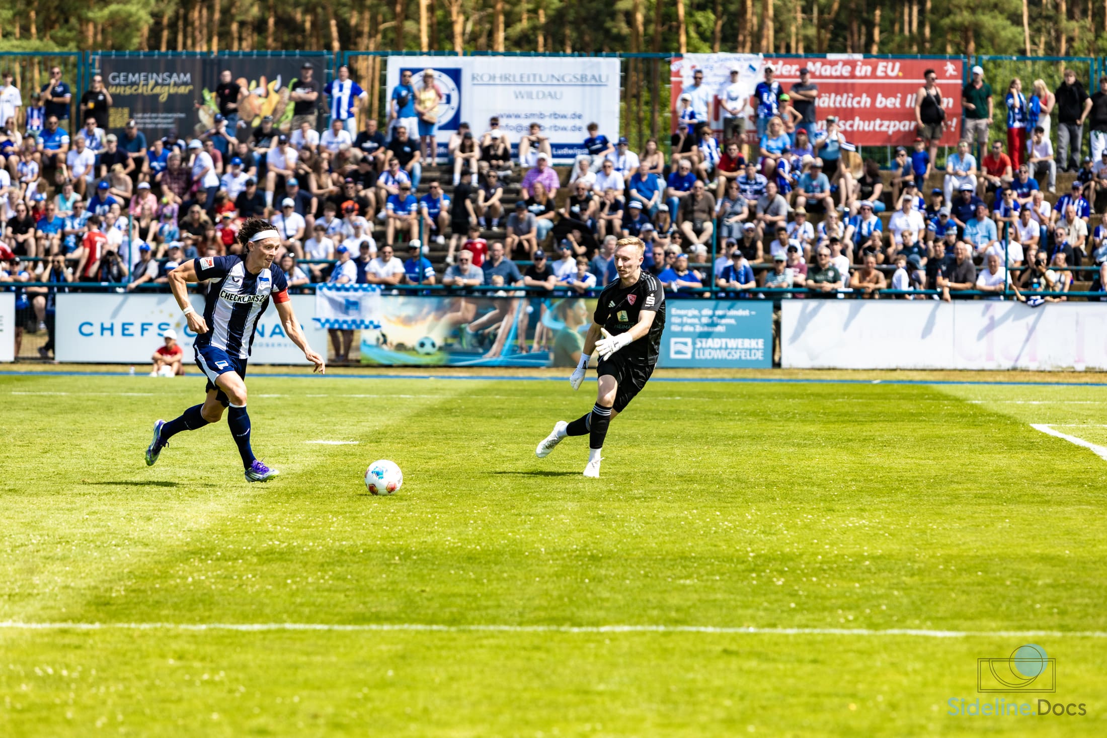 Hertha attack against the goalkeeper in front of the packed stand