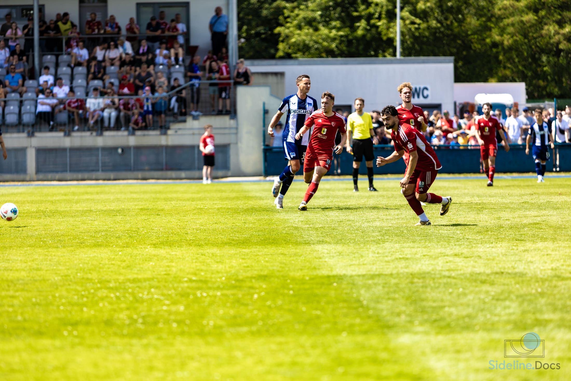 Counter-attack, referee and opponent in open space