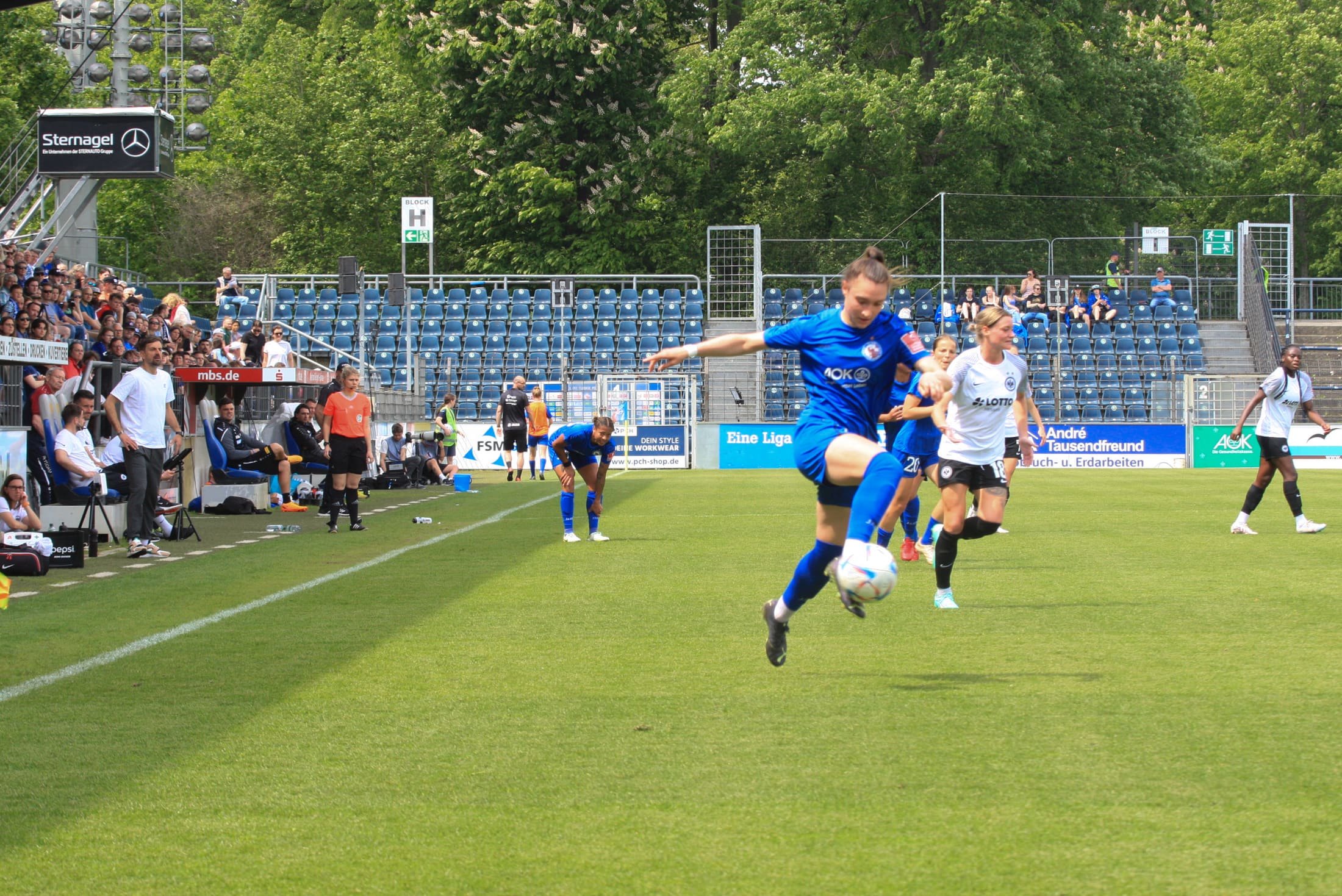 Turbine player in a challenge, stadium in the background